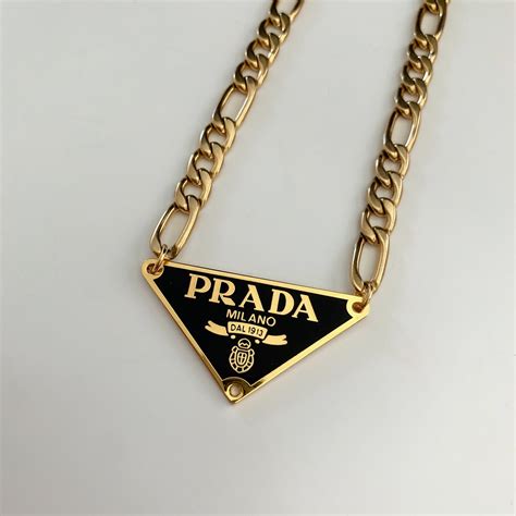 prada necklave